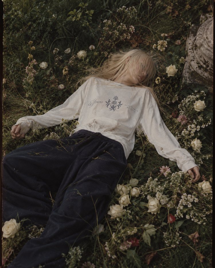 The longsleeve in daylight